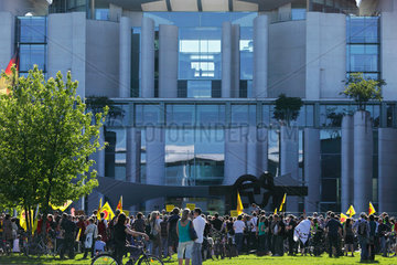 Berlin  Deutschland  Antiatomkraft-Demonstration vor dem Bundeskanzleramt