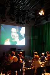 Berlin  Deutschland  Besucher im Kinosaal des Bundespresseamtes schauen einen Film ueber den Mauerfall