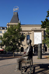 Berlin  Deutschland  das Brecht-Denkmal von Fritz Cremer vor dem Berliner Ensemble
