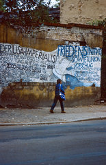 Berlin  DDR  Graffiti gegen den NATO Doppelbeschluss an einer Mauer