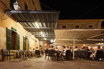 Polenca  Spanien  Urlauber abends in Restaurants auf Mallorca