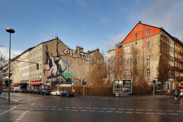 Berlin  Deutschland  Bauluecke und Altbauten in Kreuzberg