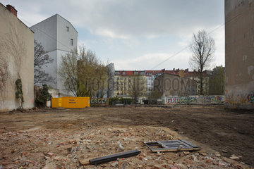 Berlin  Deutschland  Baugrundstueck und Brandwaende in der Kastanienallee