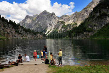 Kleinarl  Oesterreich  Bergwanderer machen Pause am Tappenkarsee