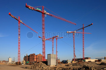 Hamburg  Deutschland  rote Kraene vor blauem Himmel auf einer Baustelle