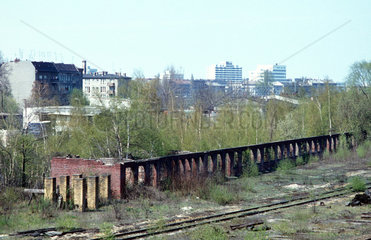 Berlin  BRD  Ruinen von alten Bahnanlagen