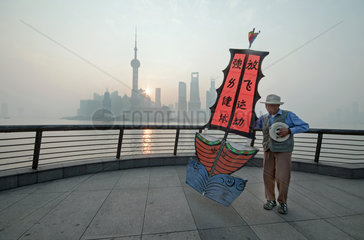 Skyline Pudong mit Drachen
