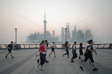 Skyline Pudong mit Joggern