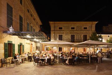 Polenca  Spanien  Urlauber abends in Restaurants auf Mallorca