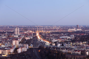 Berlin  Deutschland  die Stadtautobahn in Berlin-Wilmersdorf bei Daemmerung
