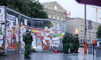 Stuttgart  Deutschland  Polizisten vor einer Wand mit Protestschreiben gegen Stuttgart 21 vor dem Hauptbahnhof