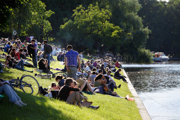 Berlin  Deutschland  junge Leute sitzen und entspannen am Urbanhafen am Landwehrkanal