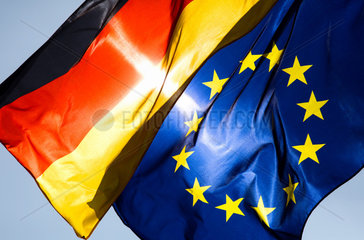 Berlin  Deutschland  Bundesflagge und Europaflagge wehen im Wind