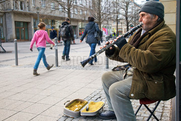 Magdeburg  Deutschland  Musiker aus Ungarn mit einer Oboe im Zentrum