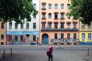 Berlin  Deustchland  bunte Altbauten in der Naunynstrasse in Berlin-Kreuzberg
