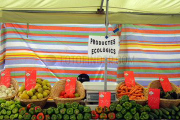 Inca  Mallorca  Spanien  Markthaendler fuer Biolebensmittel auf einem Wochenmarkt