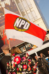 Berlin  Deutschland  Mann mit einer NPD-Fahne