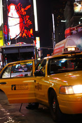 New York City  USA  Fahrgast steigt aus Yellow Cab am Times Square aus