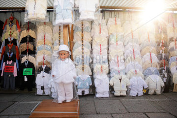 Warschau  Polen  Kinderpuppe an einem Marktstand mit Kinderkleidung