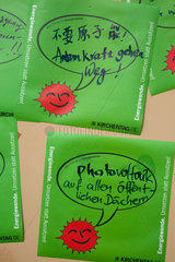 Dresden  Deutschland  Pinnwand mit Gedankenzetteln in verschiedenen Sprachen