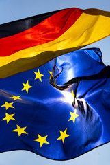Berlin  Deutschland  Bundesflagge und Europaflagge wehen im Wind