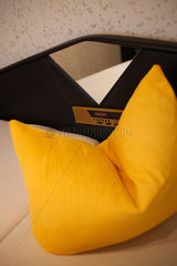 Schalkau  Deutschland  gelbes Kissen mit Falte auf einem Bett