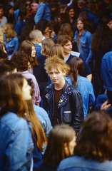 Berlin  DDR  Jugendliche auf einem Punk-Konzert im Plaenterwald