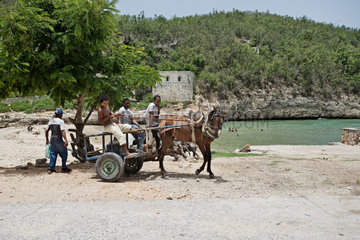 Santiago de Cuba  Kuba  Einheimische mit einem Pferdegespann