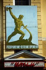 Berlin  DDR  Russisches Plakat an einer Hausfassade