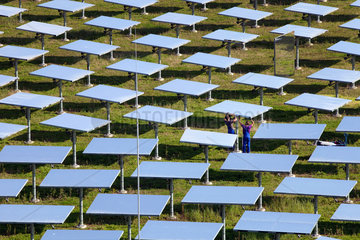 Juelich  Deutschland  Techniker arbeiten im Spiegelfeld des Solarturmkraftwerks Juelich