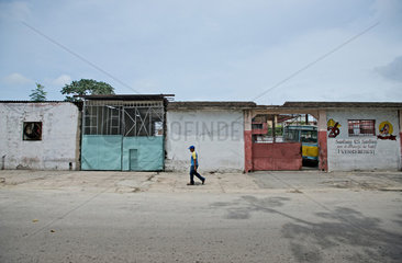 Santiago de Cuba  Kuba  eine Gewerbezone  sozialistische Sprueche an einer Wand