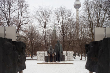 Berlin  Deutschland  das umgestellte Denkmal von Marx und Engels am Rande des Marx-Engels-Forums