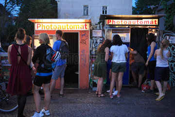 Berlin  Deutschland  Jugendliche draengeln sich vor Photoautomaten