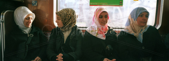 Berlin  Deutschland  tuerkische Frauen in der U-Bahn