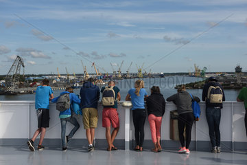 Memel  Litauen  Menschen auf dem Deck bei der Hafeneinfahrt