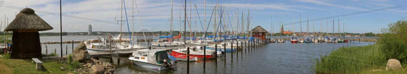 Schleswig  Deutschland  der Sportboothafen bei Fahrdorf mit Blick auf die Atadt
