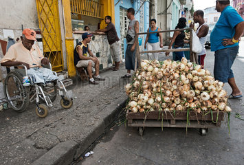 Havanna  Kuba  Strassenszene mit Kiosk und Zwiebelverkaeufer