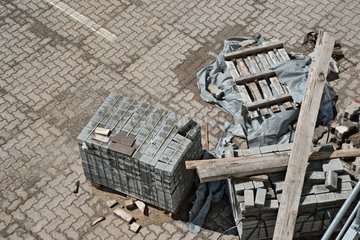 Hamburg  Deutschland  Paletten mit Pflastersteinen und neu verlegte Pflastersteine auf einem Platz