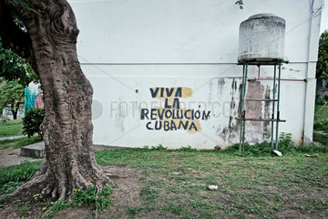 Santiago de Cuba  Kuba  -Es lebe die kubanische Revolution- an einer Mauer