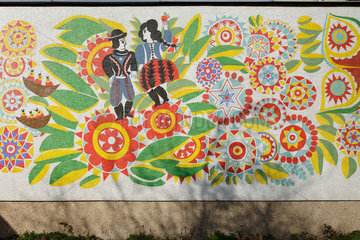 Berlin  Deutschland  Mosaik mit einem tanzenden Paar und Blumenmotiven im osteuropaeischen Stil