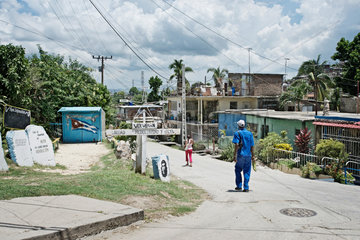 Santiago de Cuba  Kuba  sozialistische Propagandasprueche in einem Wohnviertel