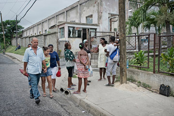 Santiago de Cuba  Kuba  Menschengruppe vor einem Krankenhaus