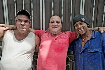 Santiago de Cuba  Kuba  drei einheimische befreundete Maenner
