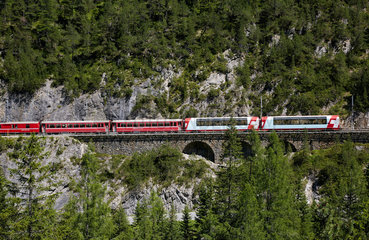 Preda  Schweiz  Rhaetische Bahn auf dem Weg von Preda nach Berguen