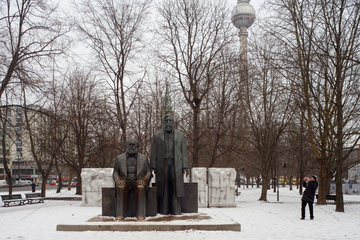 Berlin  Deutschland  das umgestellte Denkmal von Marx und Engels am Rande des Marx-Engels-Forums