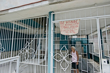 Santiago de Cuba  Kuba  Schild fuer den erlaubten privaten Verkauf von Haeusern/ Wohnungen