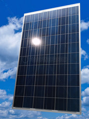 Berlin  Deutschland  Photovoltaikanlage vor Wolkenhimmel