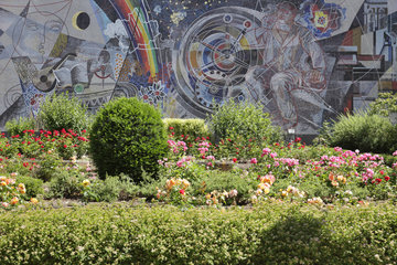 Berlin  Deutschland  Mosaik und Gruenanlage an der Marzahner Promenade