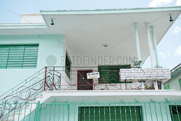 Santiago de Cuba  Kuba  Schild mit der Aufschrift: das Haus wird verkauft