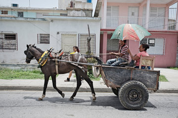 Santiago de Cuba  Kuba  ein Paar auf einem Pferdegespann
